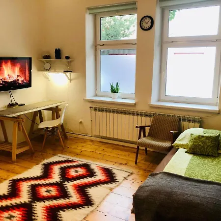 Apartamento In Ivy Covered House, Near Old Town *